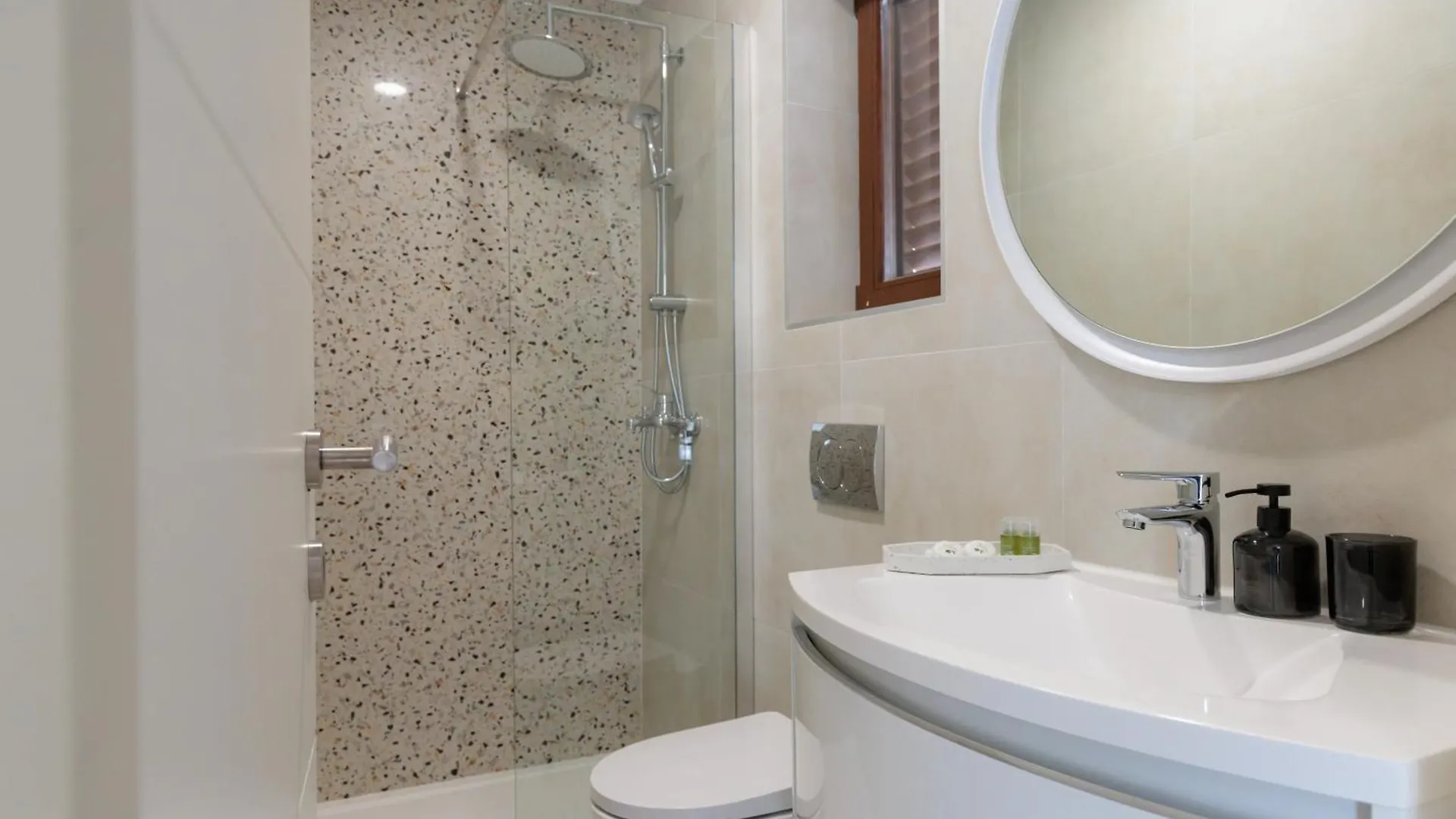 Barbara I - Luxury Rooms With Balcony ザダル 0*,